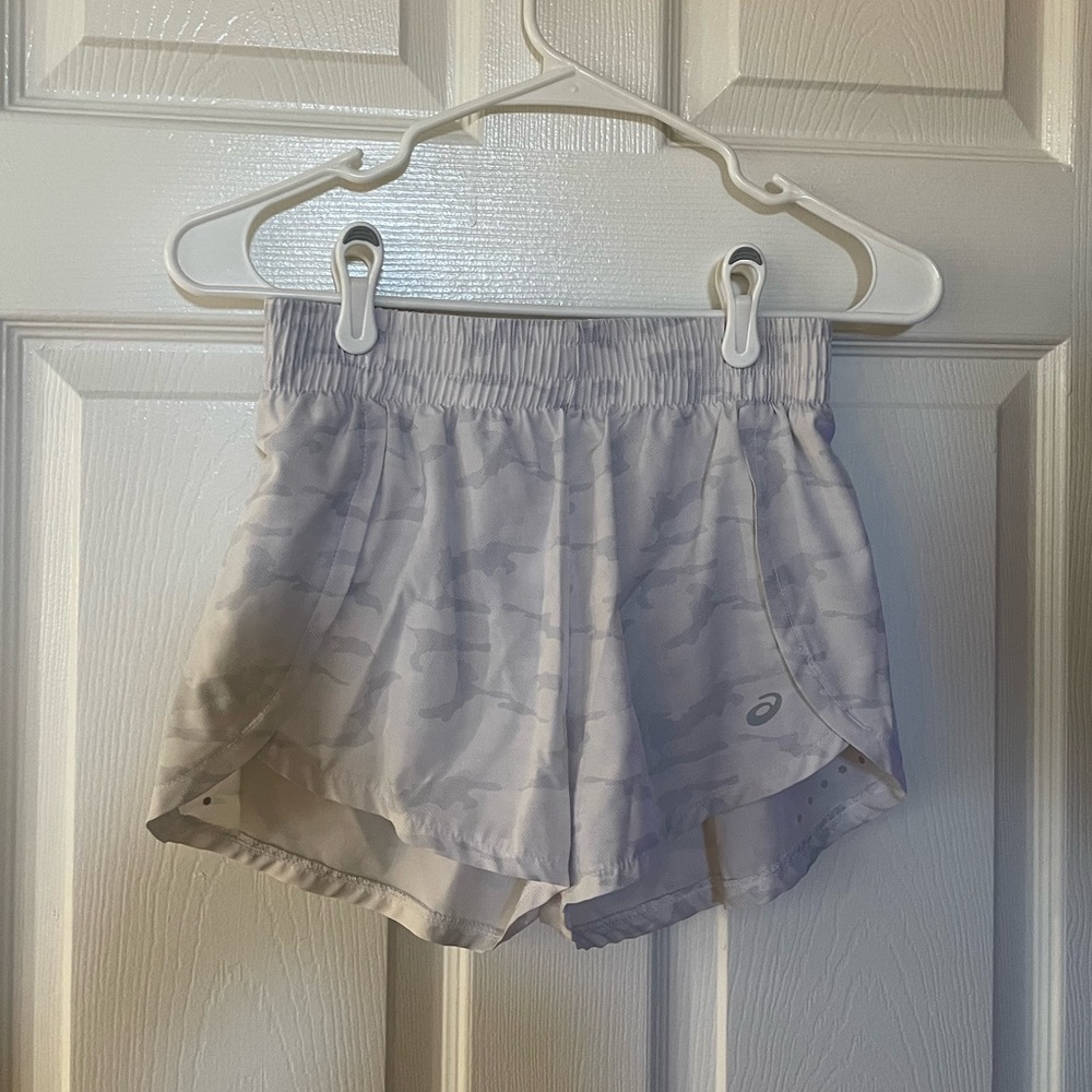ASICS: lined workout shorts, with white/grey camo pattern, size XS